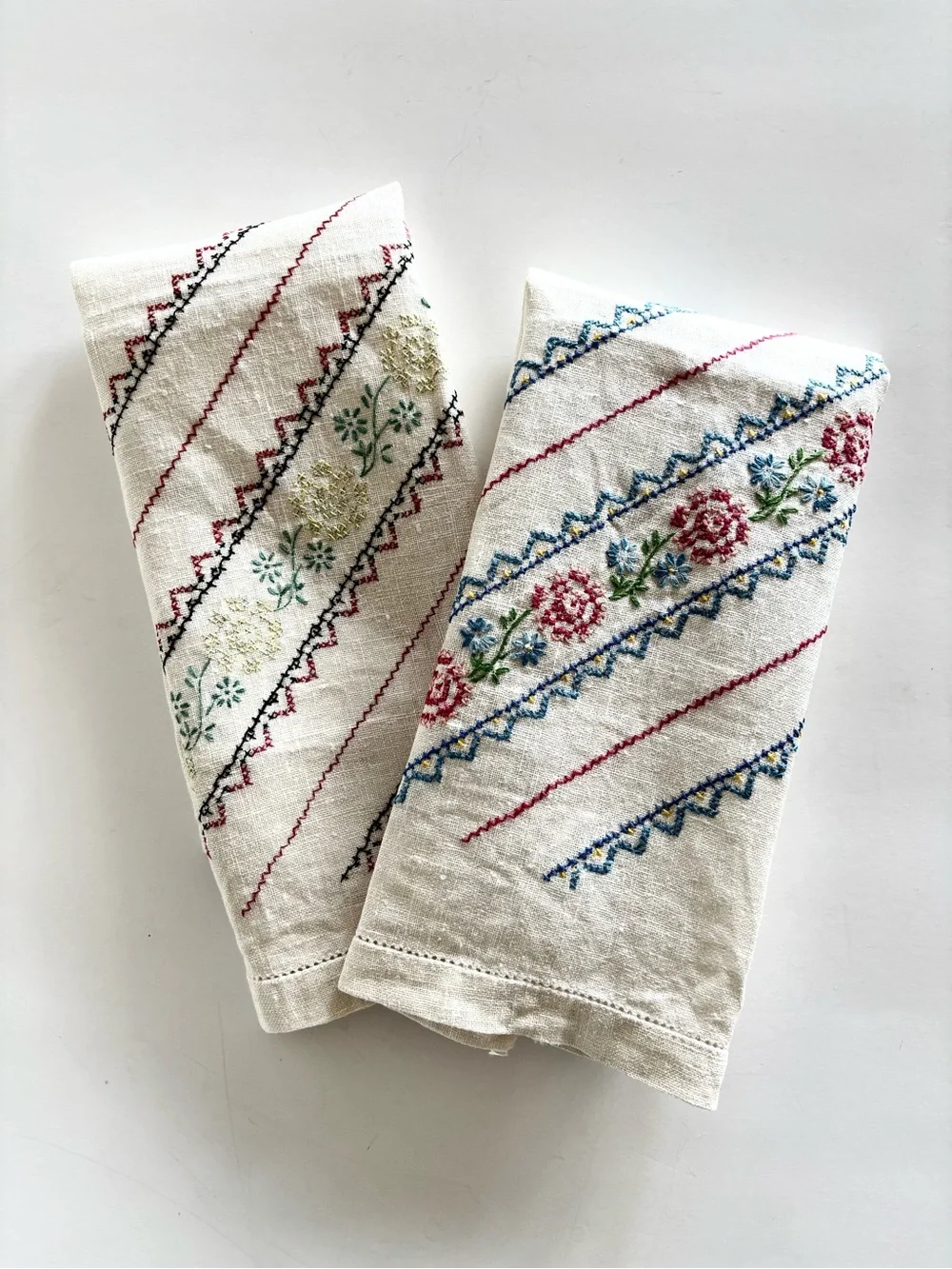 Vintage Linen Cross Stitched Guest Towels Fingertip Towels Tea  Towels Pair